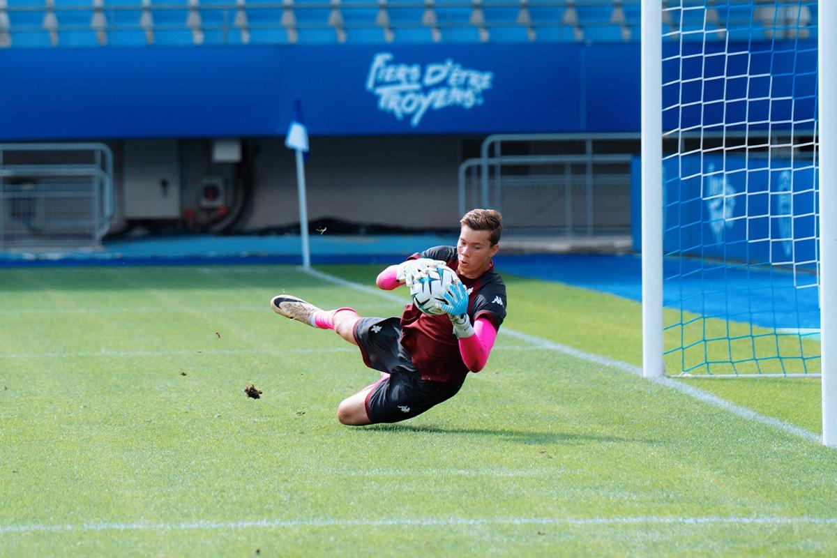 Jonathan Fischer's Remarkable Journey from Substitute Teacher to FC Metz's New Goalkeeper - Ligue 1