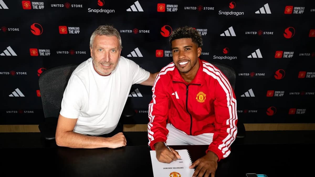 Santos Completes £56.3m Move to Manchester United