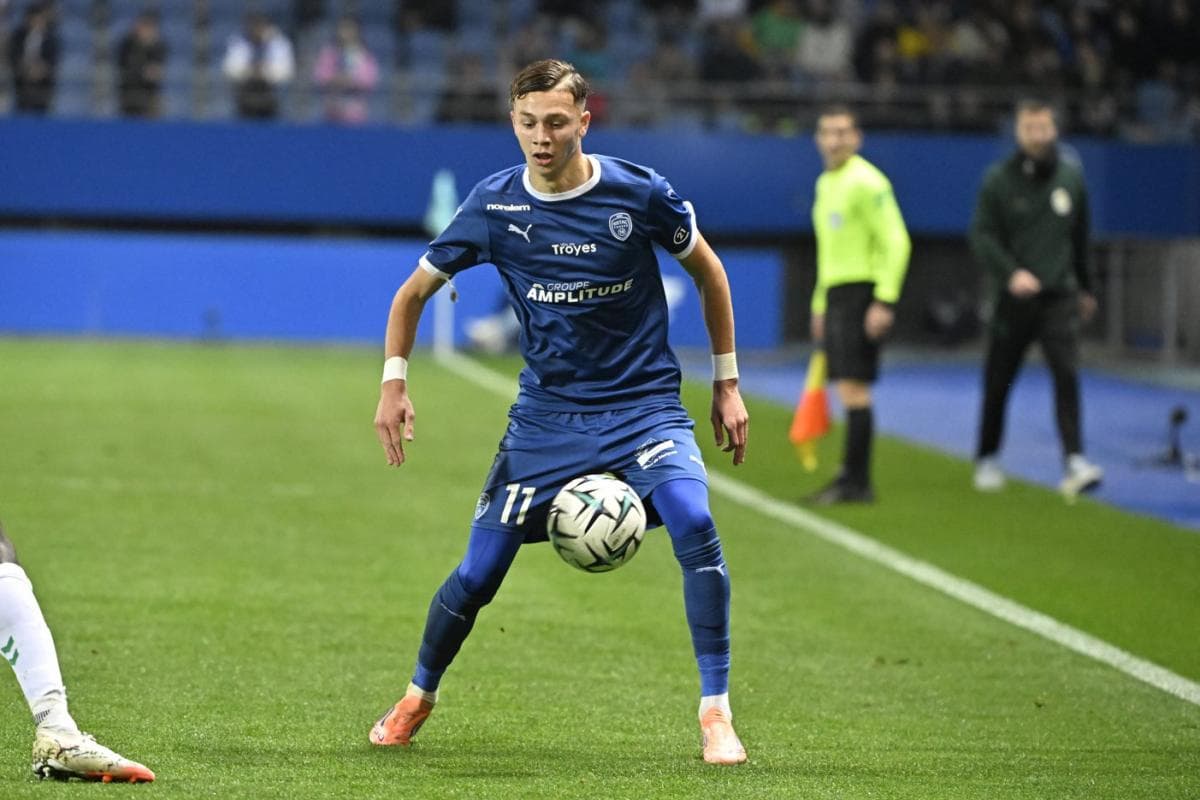 Monaco Sign Mathys Detourbet on Loan from Manchester City
