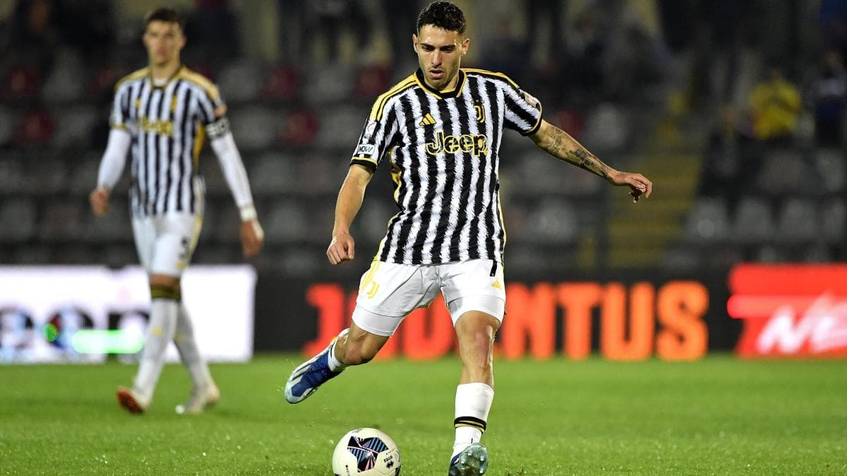 Frosinone Sign Carrarese Midfielder Luis Hasa