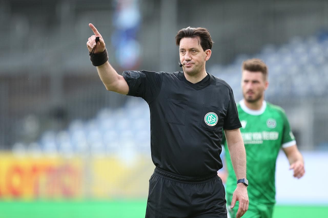 Manuel Gräfe criticises VAR team over Davies penalty in Bayern defeat