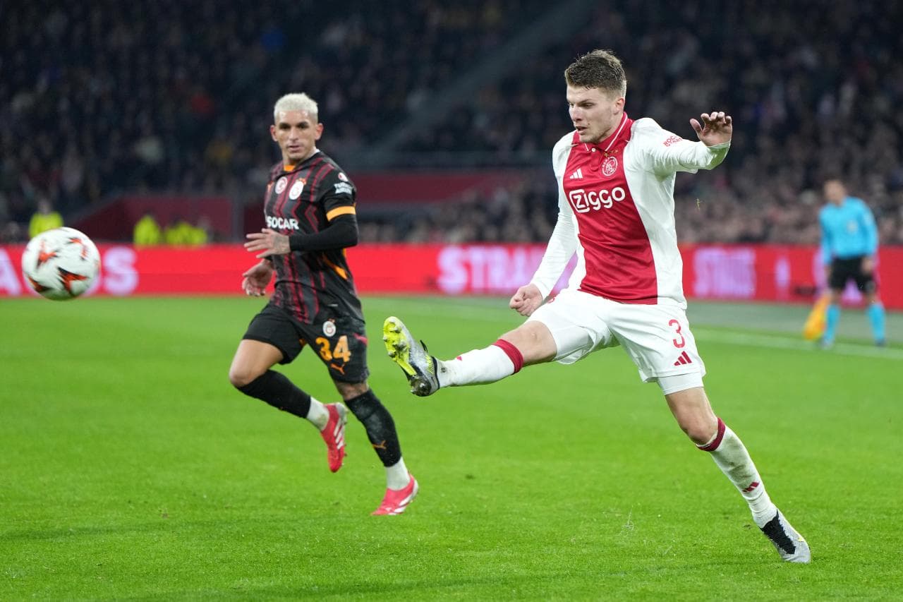 Frankfurt Close to Signing Ajax Right-Back Gaaei