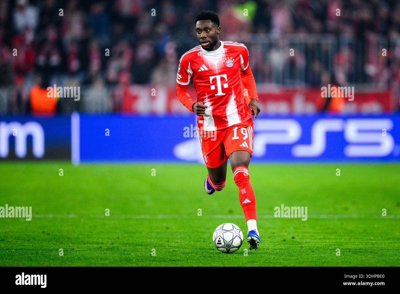 Liverpool e Man Utd tra i club della Premier League in allerta per Alphonso Davies