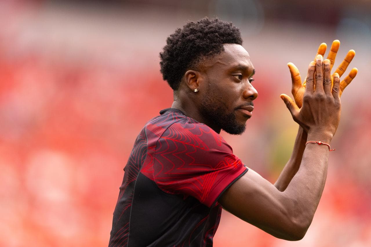 Davies Intends to Stay at Bayern Despite Potential Offers