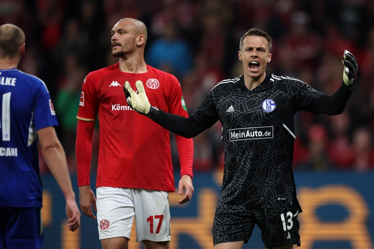 Mainz 05 Sign Goalkeeper Alexander Schwolow From Hearts