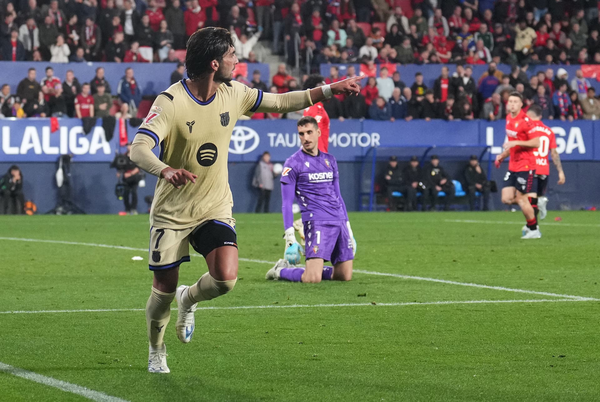 Barcelona close in on La Liga title with late victory over Osasuna