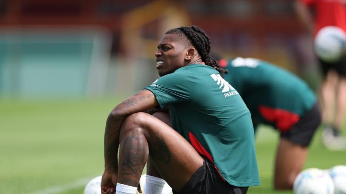 Leao Linked with Fenerbahçe as Milan Consider Sale