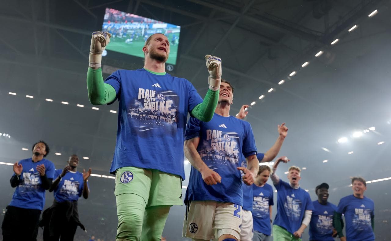 Schalke Extend Contract of Goalkeeper Loris Karius